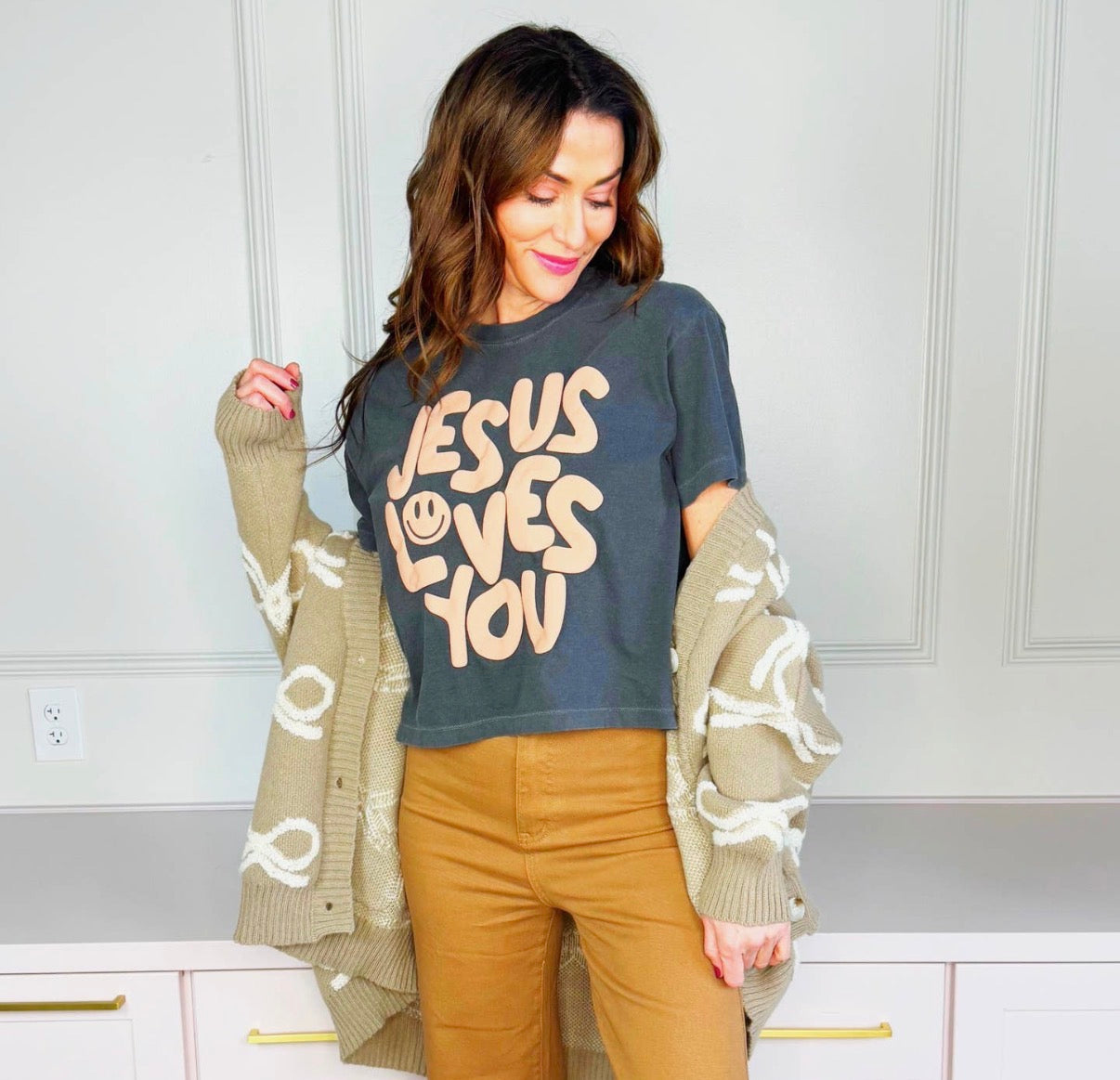 Jesus loves you cropped tee