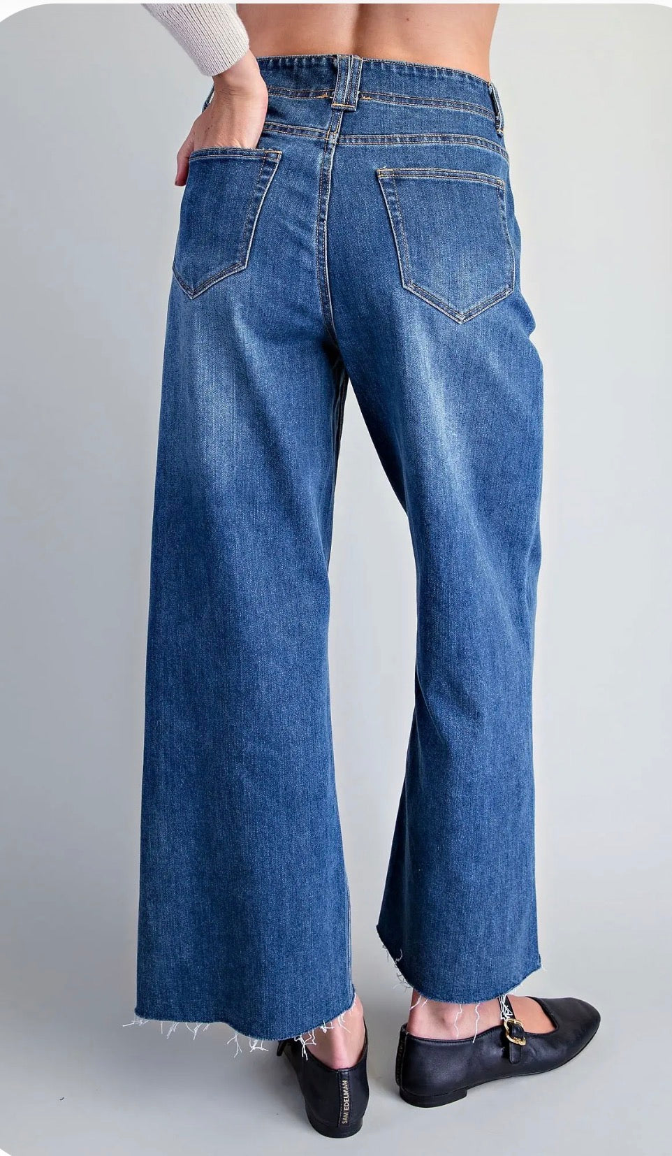 Frayed hem patch pocket jeans