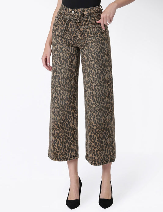 Lovervet leopard highrise cropped wide