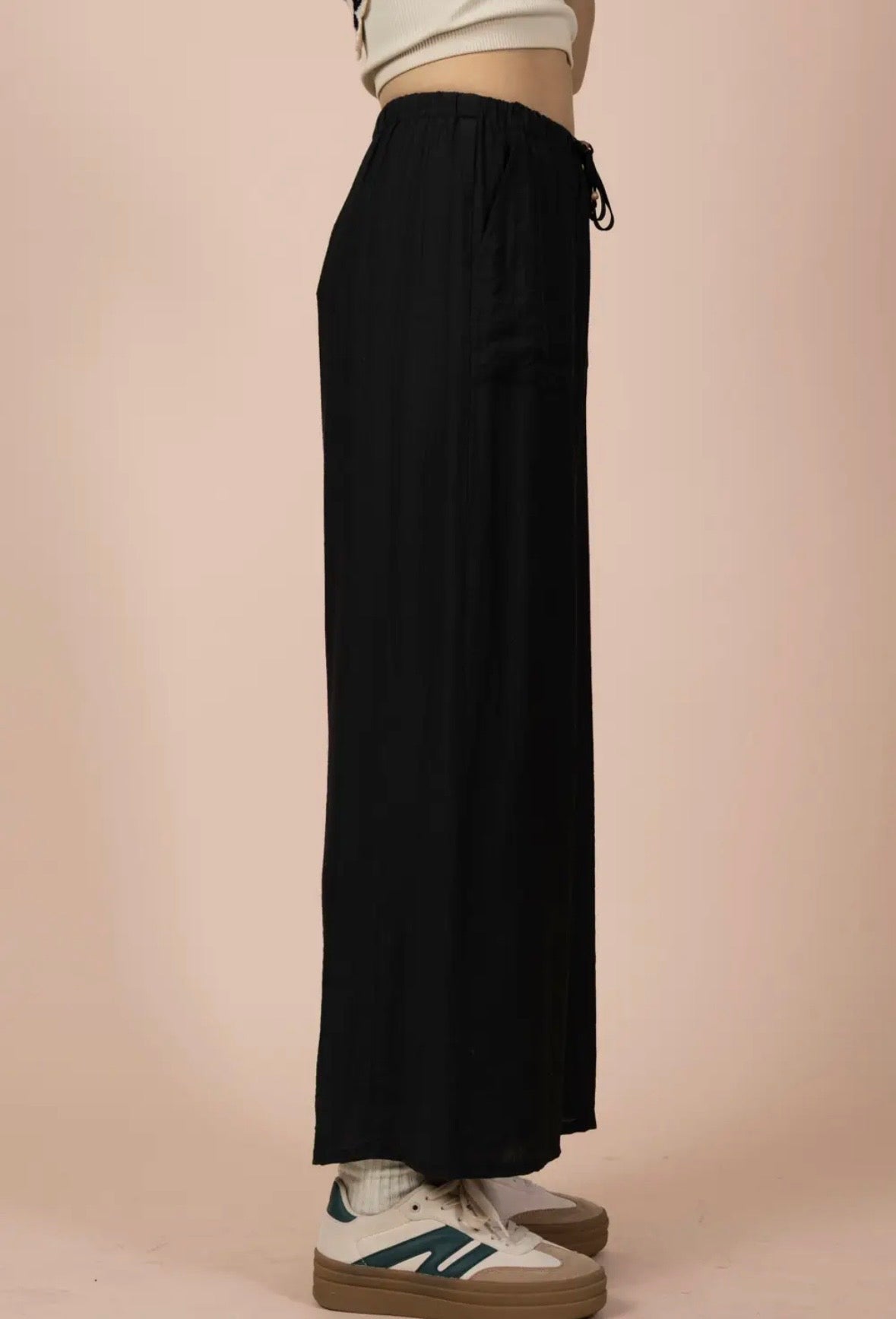 Black woven curvy pants