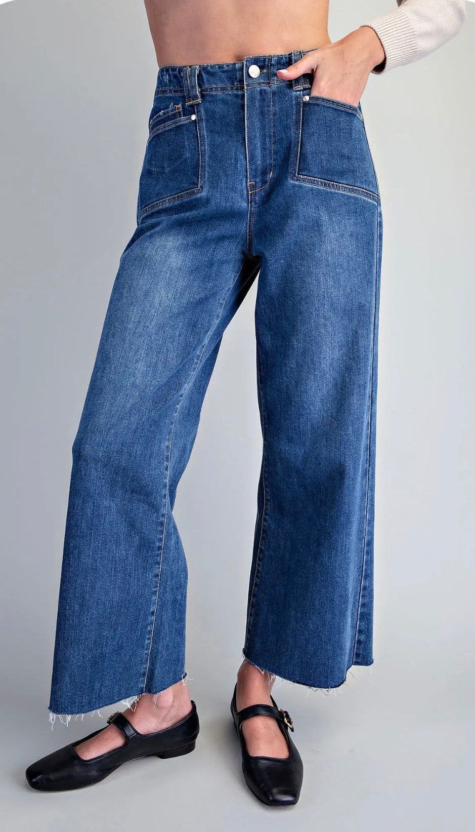 Frayed hem patch pocket jeans